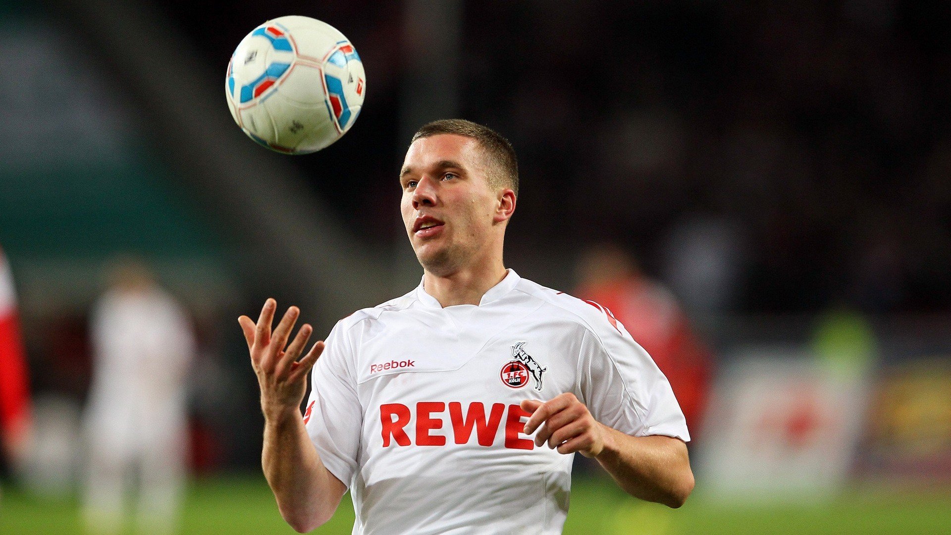 对阵马刺时，库里在第三节投中五个三分球，单节砍下19分点燃比赛！